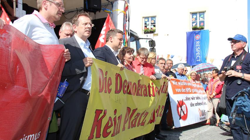 Auch am Marktplatz zeigten die Politiker Flagge, darunter die Landtagsabgeordneten Hans Herold (CSU, Zweiter von links) und Harry Scheuenstuhl (SPD, Fünfter von links).