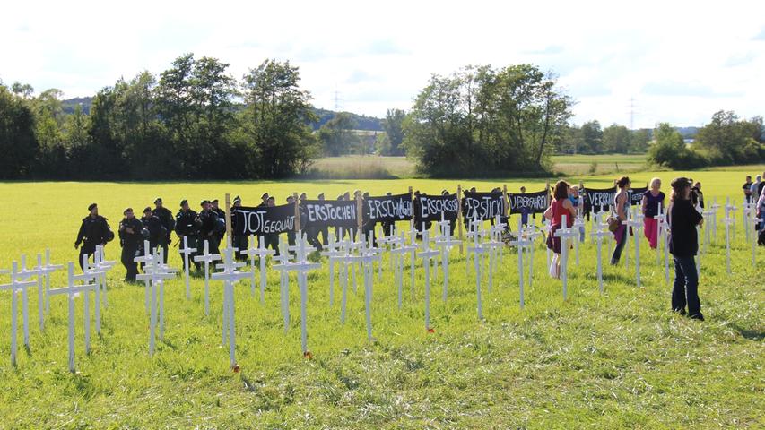 Die 184 Kreuze symbolisieren das Gedenken an die Opfer rechter Gewalt.