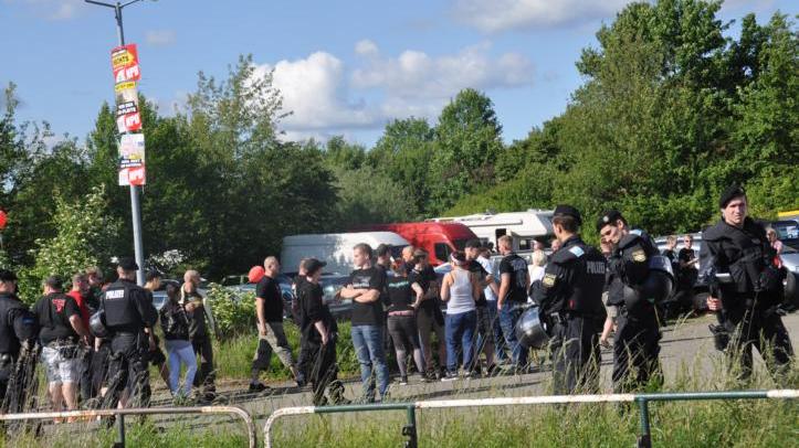 Ein großes Polizeiaufgebot sorgte in Scheinfeld dafür, dass Rechtsradikale und Demonstranten nicht direkt aufeinanderprallen konnten.