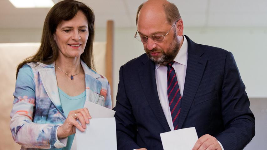 Der europäische Spitzenkandidat der Sozialdemokraten, Martin Schulz (SPD), und seine Frau Inge in einem Wahllokal in Würselen (Nordrhein-Westfalen).