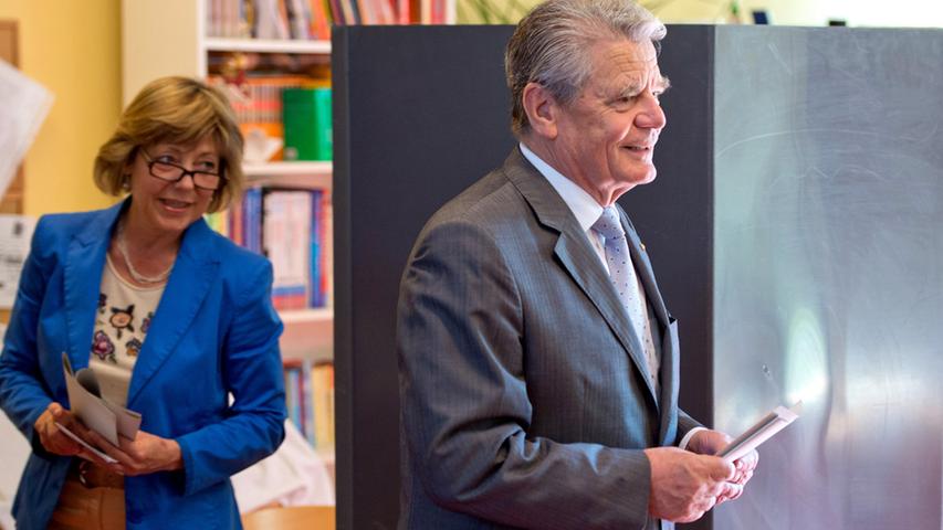 Bundespräsident Joachim Gauck und seine Lebensgefährtin Daniela Schadt kommen in der Erich-Kästner-Grundschule in Berlin während ihrer Stimmabgabe für die Europawahl aus den Wahlkabinen.
