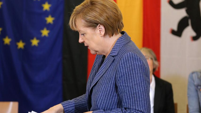 Bundeskanzlerin Angela Merkel (CDU) gibt am Sonntag in Berlin ihren Stimmzettel für die Europawahl ab. Insgesamt waren rund 400 Millionen Wahlberechtigte in 28 EU-Ländern aufgerufen, über die Zusammensetzung des künftigen Europaparlaments zu entscheiden.