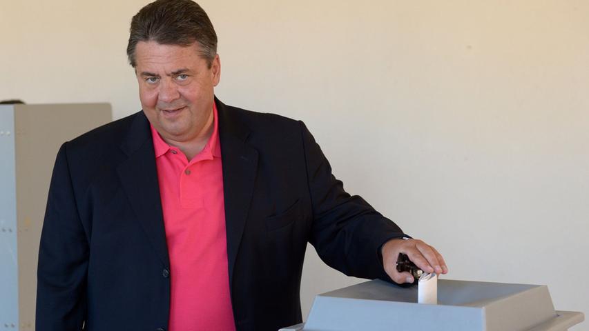 Bundeswirtschaftsminister Sigmar Gabriel (SPD) steckt seinen Stimmzettel für die Europawahl in die Wahlurne in Hahndorf (Niedersachsen).
