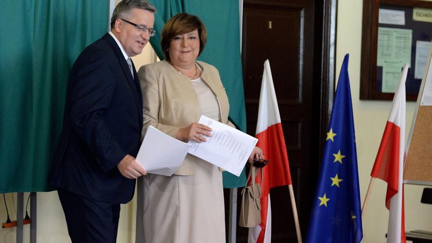 Der polnische Präsident Bronislaw Komorowski mit seiner Frau Anna Komorowska bei der Stimmabgabe in Warschau.