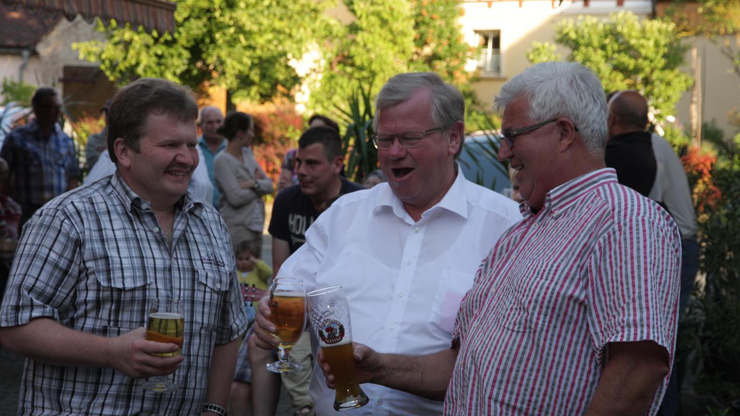 Ein Bier auf den neuen Bürgermeister: Reinhard Spörl, Konrad Ochs und Hans Schmitt (v. li.) feiern.