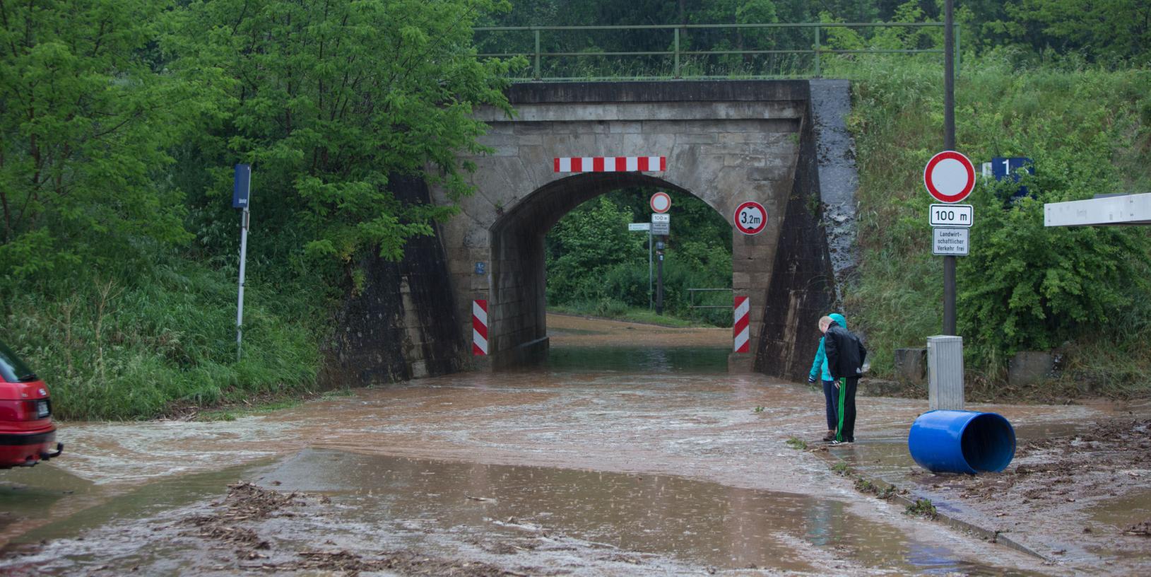 Der Starkregen setzte Straßen im Landkreis Weißenburg-Gunzenhausen unter Wasser.