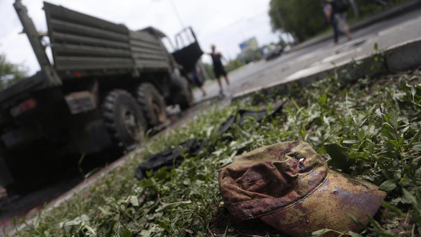 Nach den Gefechten am Flughafen der ostukrainischen Stadt Donezk sind mindestens 35 Menschen ums Leben gekommen. Trotzdem will der neue Präsident Poroschenko die "Anti-Terror-Operation" weiter verschärfen. Hier geht es zum Artikel: 35 Tote in Donezk, OSZE-Beobachter vermisst
