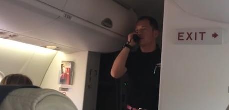 Der Flugbegleiter Bernd Löwisch hat seit seiner Ansage vor dem Abflug viele Fans. Und offenbar Ärger mit seinem Arbeitgeber.