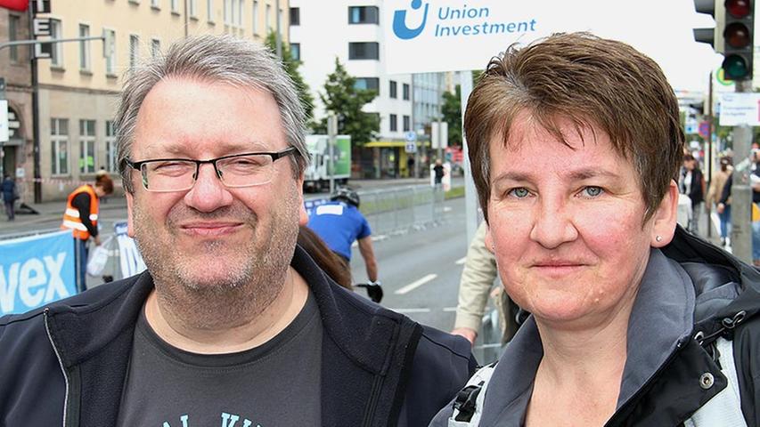 Andreas Heinze (50) und Claudia Heinze (53) aus Nürnberg fiebern mit einem Freund mit, der extra aus Hamburg nach Franken anreiste, um beim Jedermannrennen mitzufahren.