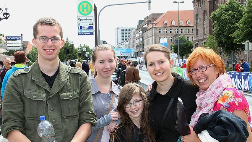 Stephanus (23), Timna (18), Salome (10), Sarah (30) (von links) drücken ihrem Vater, der im Liegerad-Wettbewerb antritt, die Daumen. Gemeinsam mit ihrer Mutter Gisela Schneider ist die Familie aus Losau bei Kulmbach angereist.