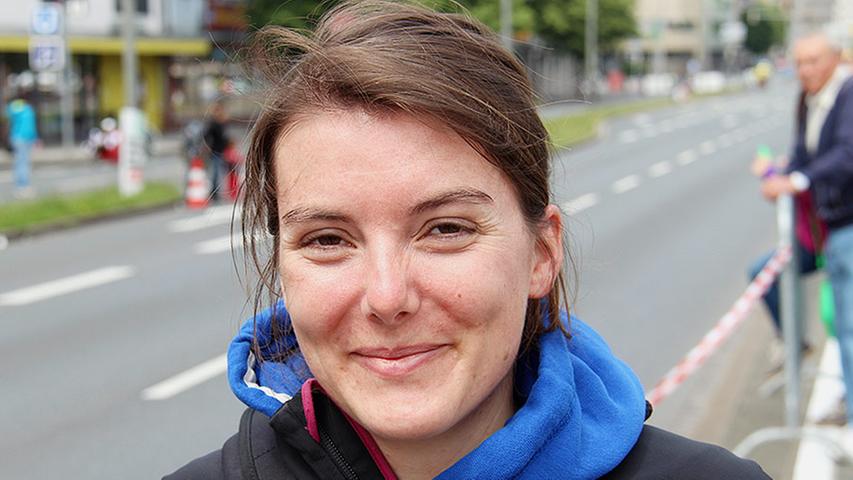 Nicole Riedel (28) unterstützt ihren Freund, der am Jedermannrennen teilnimmt, vom Streckenrand aus.