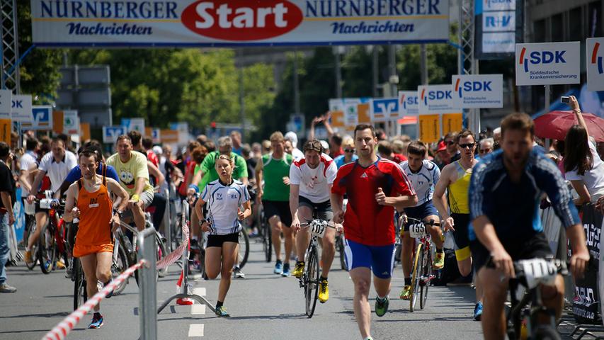 Einer radelt, der Partner läuft nebenher: So funktioniert das Prinzip des Run & Bike-Wettbewerbs beim Altstadtrennen.
