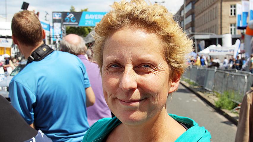 Tanja Borchert (45) und ihre Tochter waren eigentlich nur zufällig vorbeigekommen. "Als begeisterte Radfahrer bleiben wir aber stehen und sehen uns das Radrennen an", verriet Tanja Borchert.