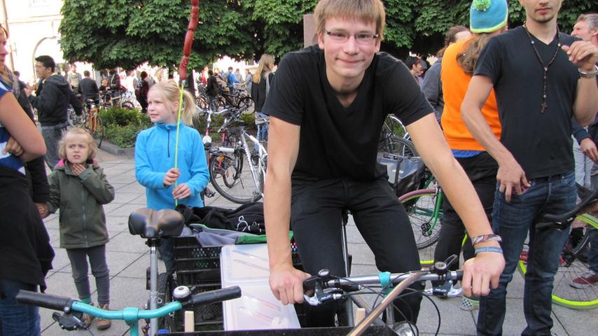 "Weil's Spaß macht", sagt Felix aus Buchenbühl. Liebevoll nennt er sein selbst konstruiertes Fahrrad Grillrad oder Rollrasen (wegen dem grünen Teppichboden). Zusammengebaut ist der fahrbare Grill aus einer Seifenkiste und zwei Rädern. Würstl gibt es bei ihm zur Critical Mass beim Vorbeifahren gegen eine freiwillige Spende.