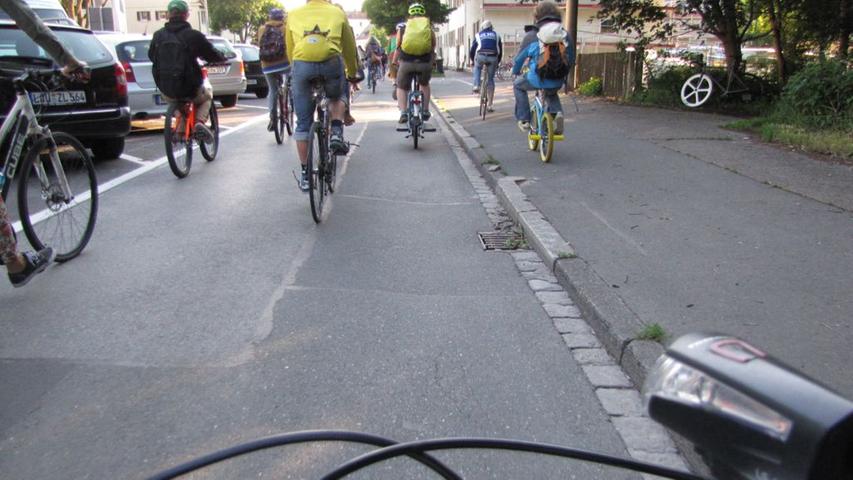Der spontane Verbund vieler Radfahrer kann so von der Polizei nicht aufgelöst werden, weil es keinen Verantwortlichen gibt.