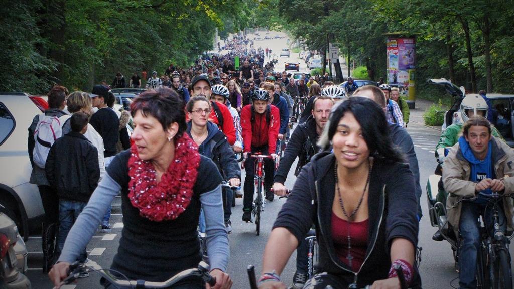 Bunt, gut gelaunt und auf dem Weg, ein Zeichen zu setzen: Die Critical Mass ist mittlerweile eine Institution in Nürnberg und eint alle Radler, um sich für Gleichberechtigung im Straßenverkehr einzusetzen.