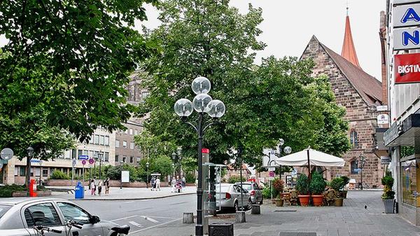 Und heute? Seit 1962 befindet sich das Polizeipräsidium am Jakobsplatz, und zwar genau an jener Stelle, wo zwischen 1862 und 1865 der gewaltige Komplex der Deutschhauskaserne errichtet wurde. Eine Straßenbahn fährt heute nicht mehr durch die Ludwigstraße, dafür hat sie sich zu einem Boulevard gemausert, an dem bis spät in die Nacht das Leben pulsiert.
