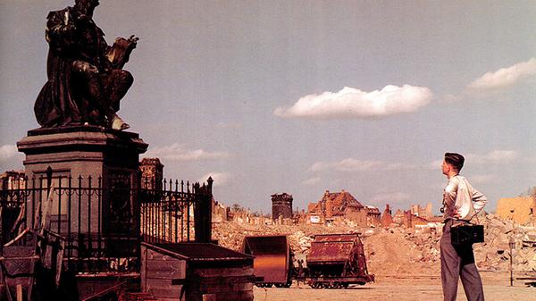1874 wurde es enthüllt, das markante Denkmal, das heute den Hans-Sachs-Platz ziert. Auf diesem Bild aber ist das Bildnis des Nürnberger Dichters nur Beiwerk. Viel erschreckender: Nürnberg nach dem Krieg, ein einziger Schuttberg.