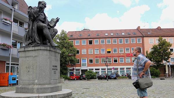 Heute ist der Platz wieder vollständig bebaut. Zu Beginn des 20. Jahrhunderts wurde zeitweise Obst und Gemüse auf dem Platz verkauft, nachdem der Obstmarkt zu klein geworden war. Jetzt grenzen vor allem Geschäftsgebäude an.
