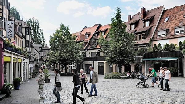 ... geht es gediegener zu auf der Pegnitzinsel. Laufkundschaft kommt aber dennoch tagtäglich vorbei. Übrigens: Es gibt in Deutschland keine andere Straße mit dem Namen "Trödelmarkt" - ein Novum!