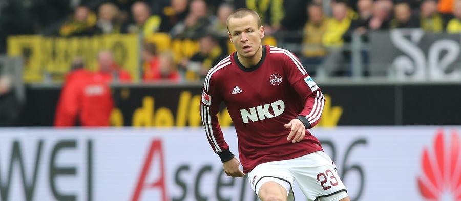 Der vom FK Jablonec engagierte Adam Hlousek behauptete sich derweil sofort auf der linken Abwehrseite des FCN und spielte für diesen zunächst jede Partie von Beginn an, bis er sich noch in derselben Saison das Kreuzband riss. Die Verletzung zwang den Tschechen zu einer langen Pause, sodass er erst wieder in der Spielzeit 2013/14 zum Einsatz kommen konnte. Nach einigen Einsätzen in der zweiten Mannschaft hatte es der zuverlässige Linksfuß jedoch bereits wieder zum Stammspieler geschafft, ehe er im Sommer 2014 - nach dem Abstieg des FCN - zu Erstliga-Vertreter Stuttgart wechselte. Der vom FK Jablonec engagierte Adam Hlousek behauptete sich derweil sofort auf der linken Abwehrseite des FCN und spielte für diesen zunächst jede Partie von Beginn an, bis er sich noch in derselben Saison das Kreuzband riss. Die Verletzung zwang den Tschechen zu einer langen Pause, sodass er erst wieder in der Spielzeit 2013/14 zum Einsatz kommen konnte. Nach einigen Einsätzen in der zweiten Mannschaft hatte es der zuverlässige Linksfuß jedoch bereits wieder zum Stammspieler geschafft, ehe er im Sommer 2014 - nach dem Abstieg des FCN - zu Erstliga-Vertreter Stuttgart wechselte.