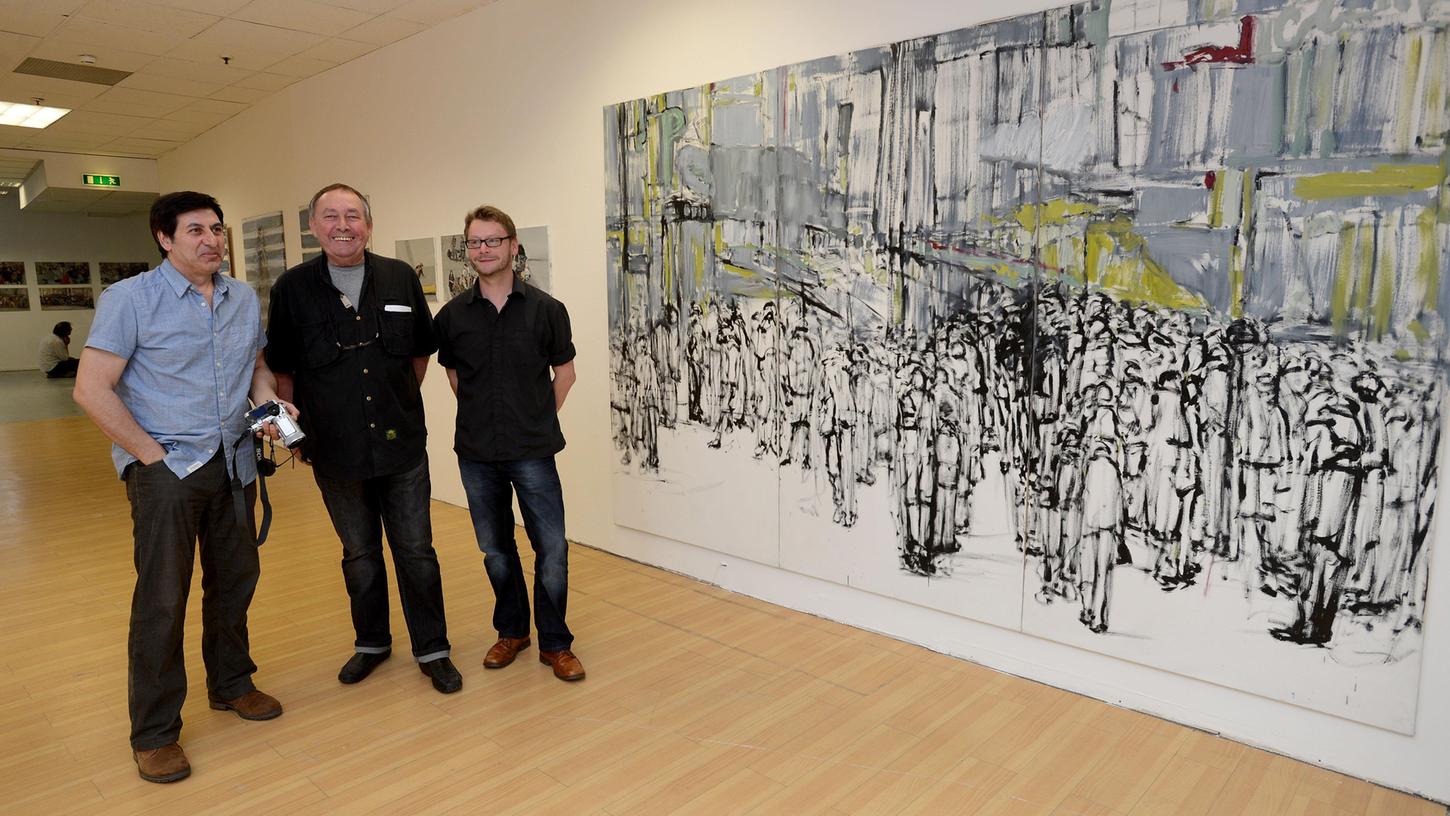Galerist Manfred Edler (Mitte) mit den Künstlern Akbar Akbarpour (li., von dem das Gemälde rechts stammt, und Lars Herrmann. Galerist Manfred Edler (Mitte) mit den Künstlern Akbar Akbarpour (li., von dem das Gemälde rechts stammt, und Lars Herrmann.