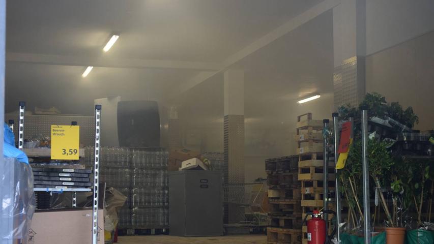 Papierpresse von Supermarkt in Oberasbach in Flammen