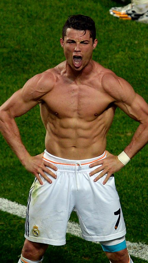 Cristiano Ronaldo setzt seinen gestählten Körper nicht nur auf dem Spielfeld gerne in Szene, sondern poste kürzlich auch nackt mit Freundin Irina Shayk auf dem Cover der Vogue. Bei der WM darf der Rekordschütze der portugisischen Nationalmannschaft die Kapitänsbinde tragen.