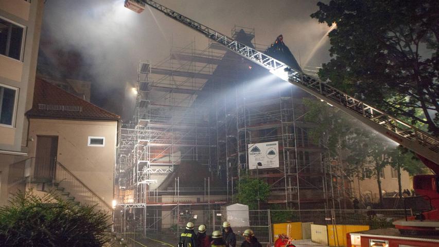 ...vier Rettungswägen, eine Notärztin sowie der Einsatzleiter des Rettungsdienstes.