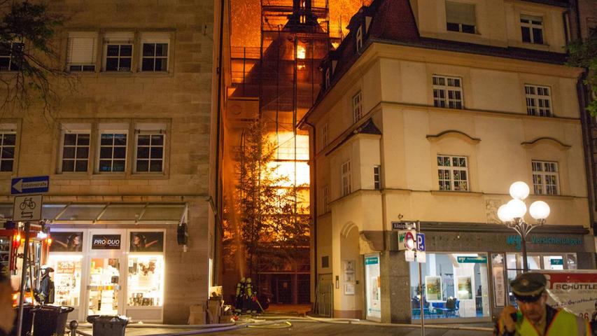 Kirche in Flammen: St. Martha in Nürnberg  im Juni 2014 ausgebrannt