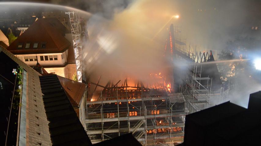 Der Dachstuhl der mittelalterlichen Kirche brannte trotzdem völlig aus.