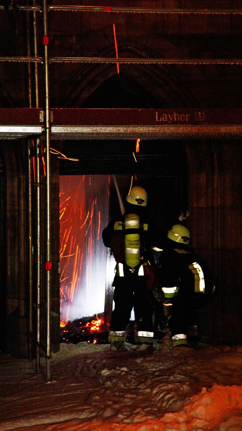 Um das Feuer so gut es ging einzudämmen, drangen mehrere Feuerwehrleute mit schwerem Atemschutz zunächst in die Kirche ein.