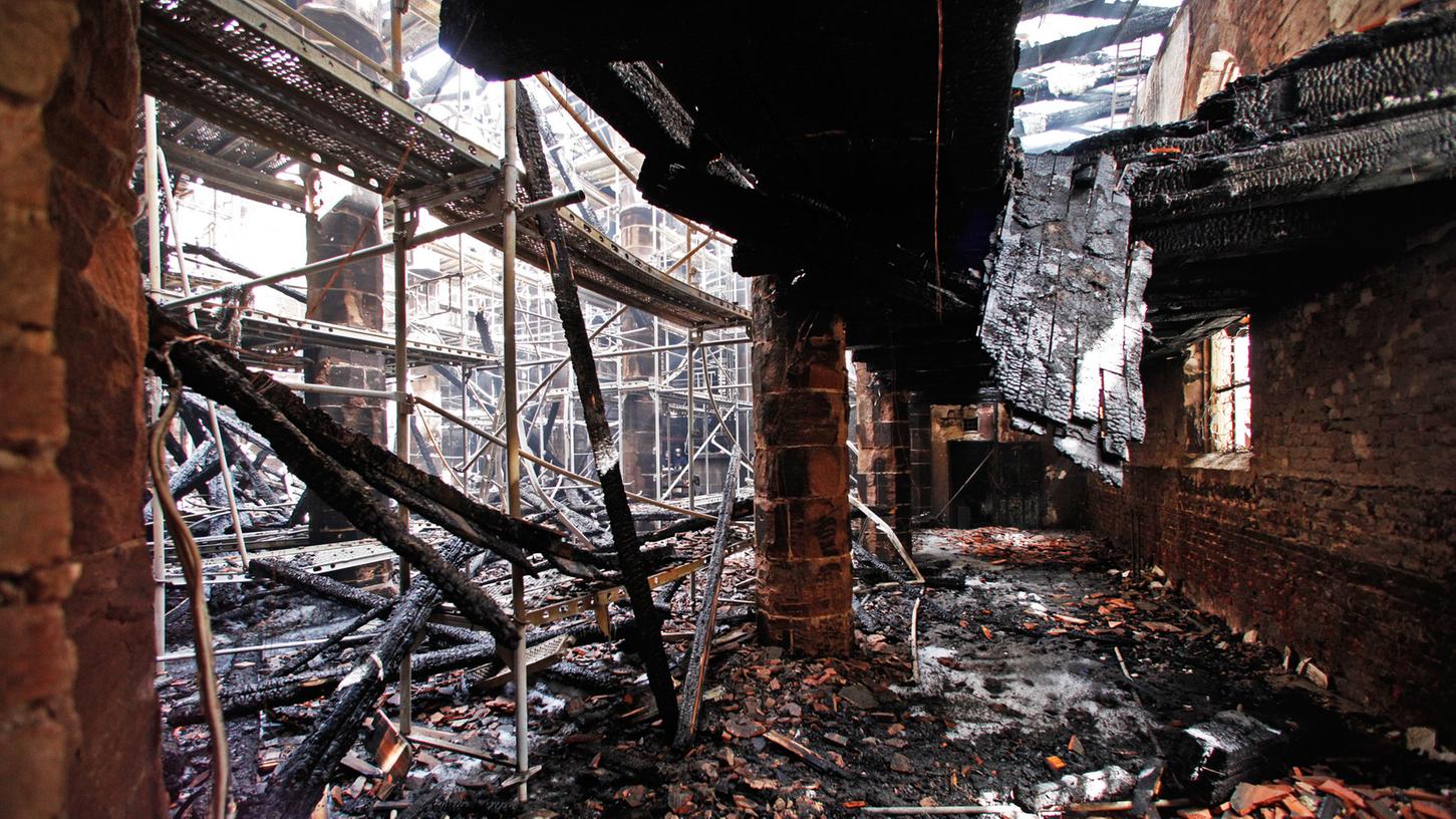Nach dem verheerenden Brand in der St. Martha-Kirche in der Nacht zum Donnerstag, liegt die Kirche in Trümmern.