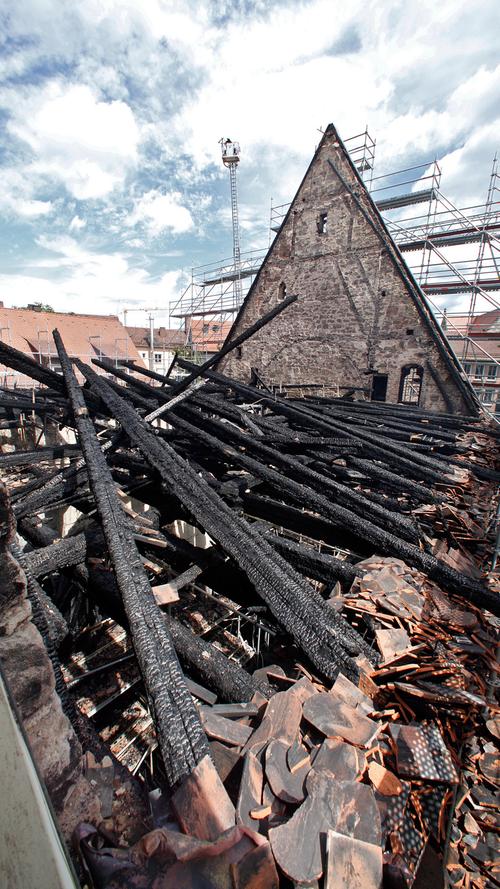 Der Dachstuhl der über 600 Jahre alten Kirche fing...
