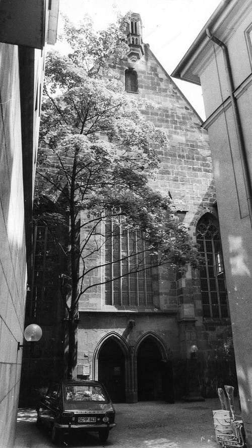 Sie gehört seit Jahrhunderten zum Nürnberger Stadtbild und hat schon so manche Krise überstanden. Die St. Martha-Kirche in der Königsstraße liegt seit der Nacht auf Donnerstag in Schutt und Asche. Ein Brand hat das über 700 Jahre Gotteshaus schwer beschädigt.