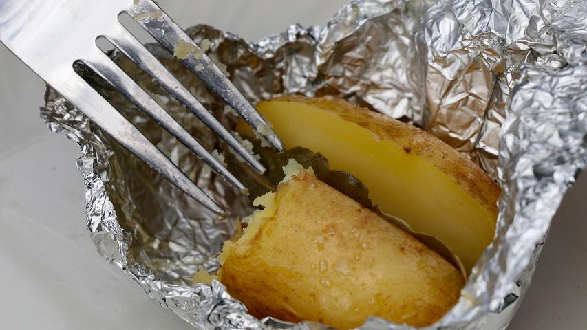 Zutaten: Kartoffeln, Lorbeerblätter (je 1 pro Kartoffel, am besten frisch vom Strauch oder getrocknet), vegane Butter, Salz, Pfeffer, Alufolie.   Zubereitung: Kartoffeln längs etwa zu 2/3 einschneiden und ein Lorbeerblatt in den Schlitz schieben. Aus Alufolie Vierecke ausschneiden, je eine Kartoffel reinlegen und die Folie leicht andrücken, so dass eine Art Schälchen entsteht. Der Schlitz in der Kartoffel sollte stets nach oben zeigen. Auf jede Kartoffel eine großzügige Butter-Flocke setzen, mit Salz und Pfeffer würzen. Die Alu-Päckchen fest schließen und direkt in die Glut setzen. Je nach Größe brauchen die Kartoffeln 15 bis 25 Minuten.