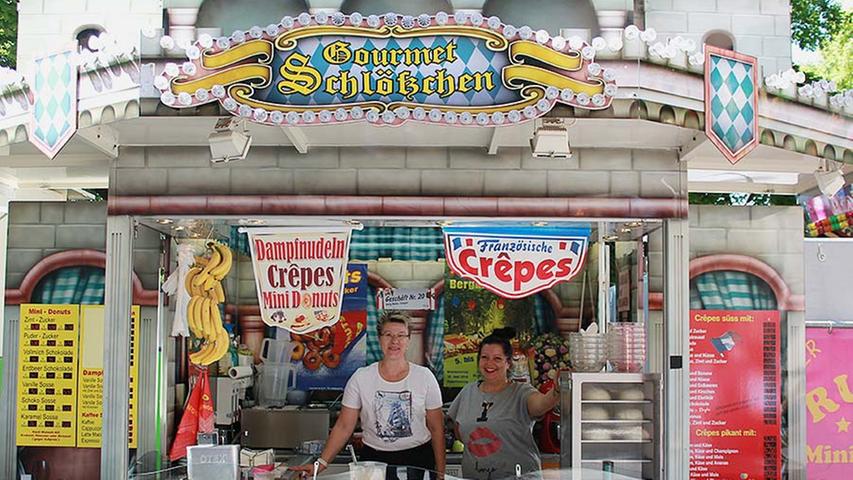 Jacqueline Gomula (44, links) und Nadine Hartig (38) verzaubern mit schmackhaften Crêpes aus dem "Gourmet Schlößchen".