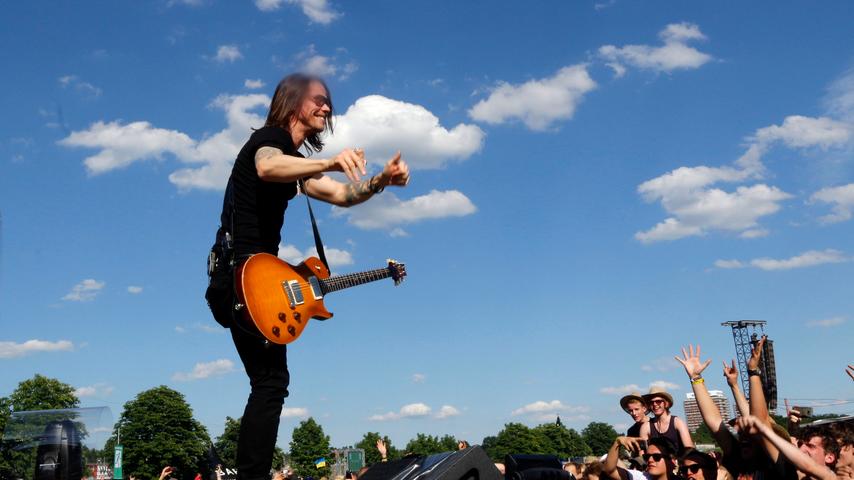 Der Frontsänger der Band Alter Bridge, Myles Kennedy, genießt seinen Auftritt bei Rock im Park bei gutem Wetter.