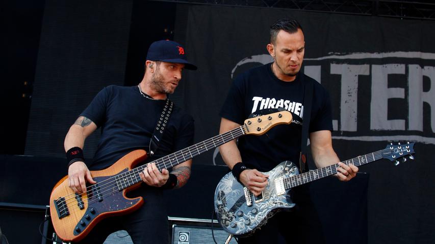 Ein eingespieltes Team. Der Sänger und Gitarrist der Band,  Mark Tremonti (rechts), zusammen mit dem Bassisten Brian Marshall.