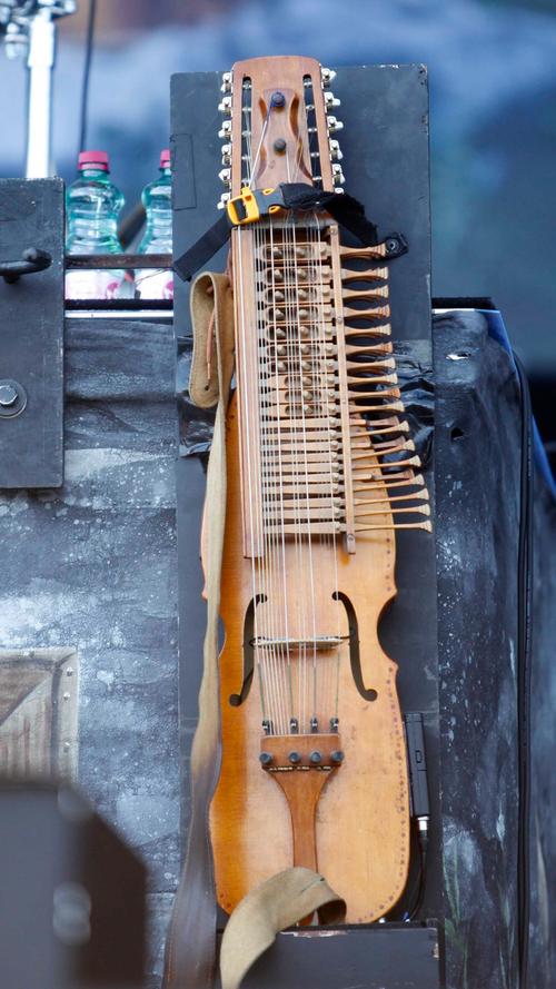 Dieses Instrument sieht nach Mittelalter aus und nennt sich Nyckelharpa.