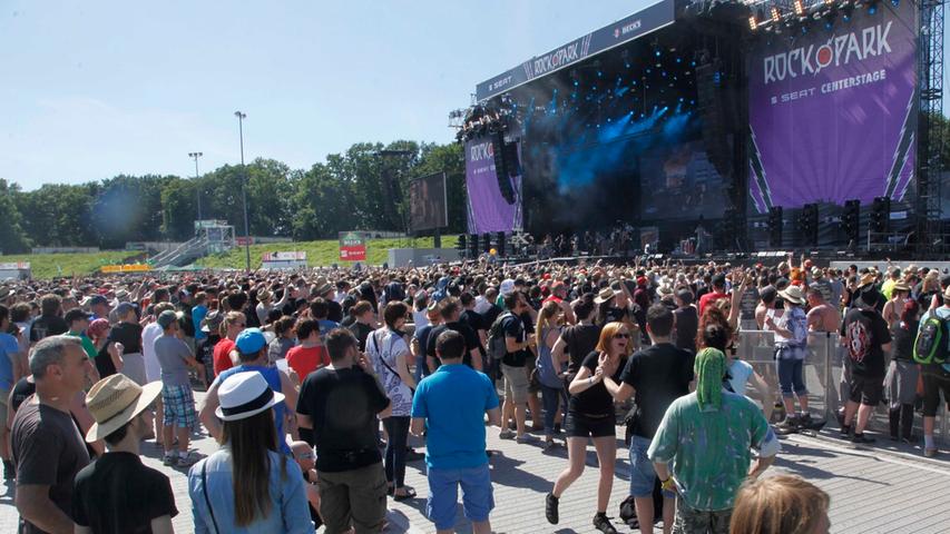 Gluthitze, Rockmusik, geile Stimmung: das war Rock im Park 2014. Vom 6. bis 9. Juni feierten 70.000 Besucher im Volkspark Dutzendteich die Rockmusik. Bei rund 35 Grad jubelten die Fans ihren Lieblingsbands zu. Besondere Highlights waren die Auftritte von Linkin Park, Rob Zombie und Jan Delay.