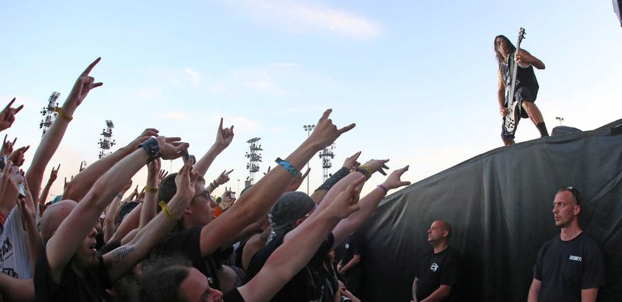 Eine Armada an Pommesgabeln des Todes, bestes Wetter und voller Klang von der Bühne - der erste Festivaltag endete auf der Centerstage mit einem absoluten Höhepunkt - Metallica gaben sich mal wieder die Ehre.