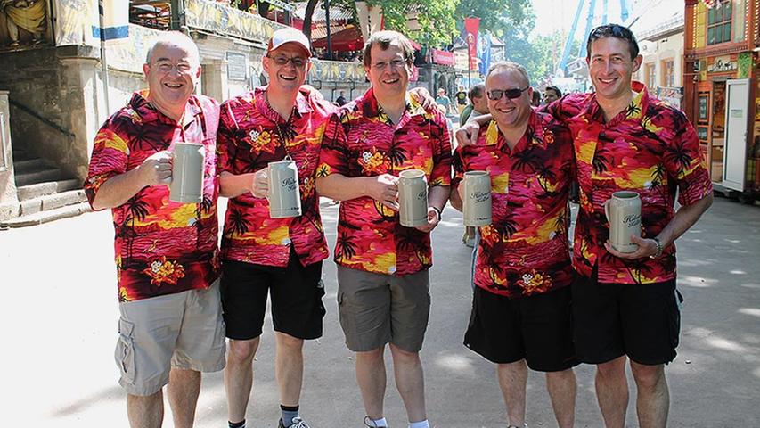 Englishmen in Erlangen. Mike, John (der seinen 50. Geburtstag feiert), Gordon, Roger und Steve (v.l.) aus Bristol haben die Sonne gleich zum Motto gemacht und sind mit Hawaii-Hemd auf dem Berg.