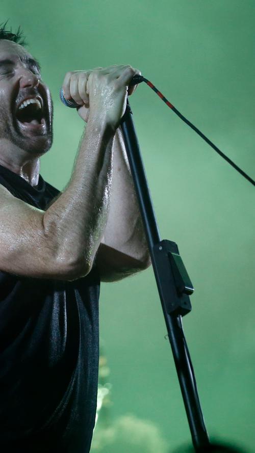 Was für eine Show: Trent Reznor, Mastermind der Nine Inch Nails, hat mit seinen 49 Jahren nichts seiner brachialen Energie eingebüßt.