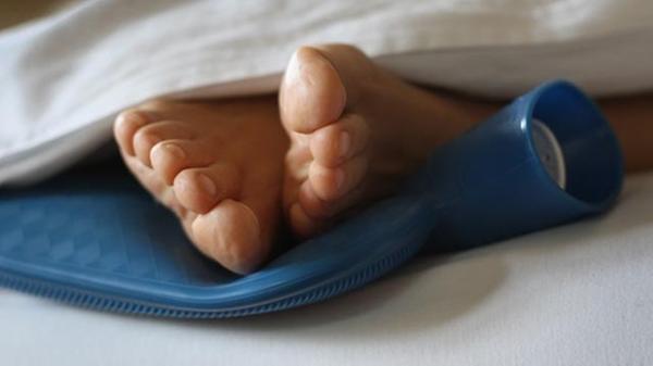 Befüllen Sie eine herkömmliche Wärmflasche mit kaltem Wasser und legen Sie diese für etwa zwei Stunden in den Kühlschrank. Die "Kühlflasche" dann zwischen die Füße legen und die kühlende Wirkung genießen.