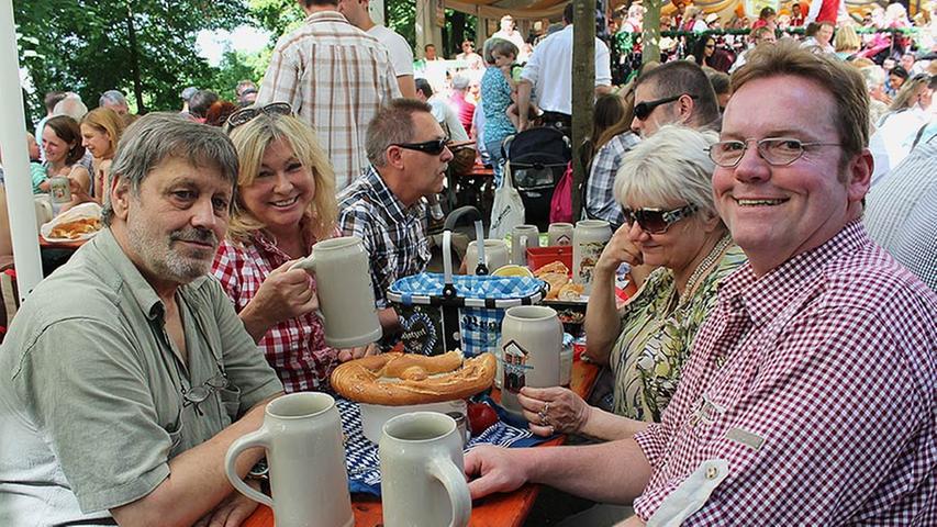 Mit der bayerischen Raute auf dem Picknickkorb sind Christoph, Jutta, Renate und Andreas auf das größte Fränkische Volksfest gekommen - und sie wollen noch bleiben. "Noch drei bis acht Maß", schätzt Andreas.