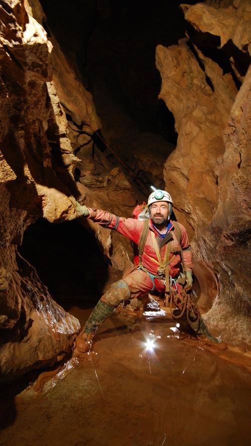 ...Johann Westhauser, hier ein Tag vor dem Unglück, aus der tiefsten und längsten Höhle Deutschlands in Richtung Oberfläche.