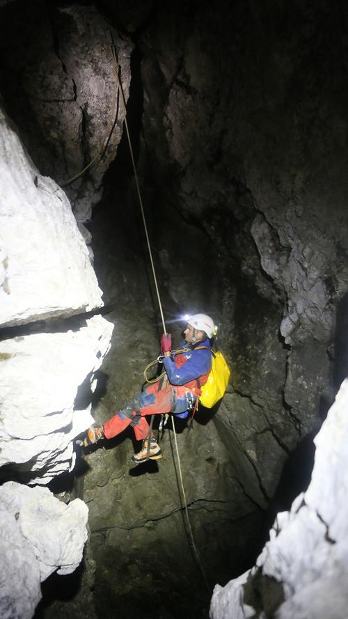 Es war eine beispiellose Rettungsaktion: Fast eine Woche lang transportierten Helfer den schwer verletzten Höhlenforscher...
