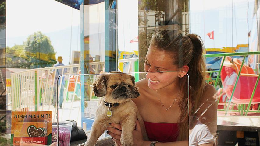 Der Hund von Laura Nülken darf zwar nicht mit den Himmelsstürmern abheben. Er unterstützt aber die 21-Jährige beim Ticketverkauf an der Kasse des "Sky Dancers".