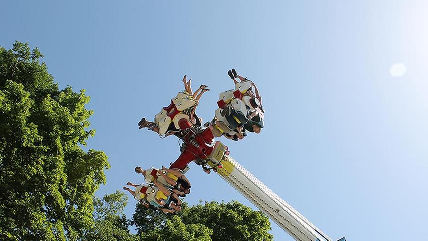 Im "Flip Fly" sollten Bergbesucher eher nüchtern sein. Kopfüber werden sie in den strahlend blauen Himmel katapultiert.